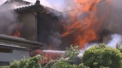 住宅など2棟が全焼　消防車15台出動　倉庫から出火か