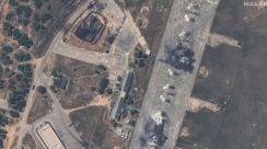 クリミアのロシア軍基地、航空機や建物に破壊の跡　衛星画像を独占入手