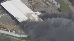 建物から炎…激しい黒煙上がる　金属加工会社の鉄くず置き場で火事　三重・松阪市