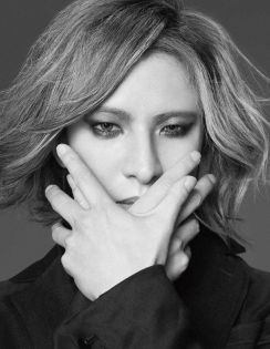 YOSHIKIが緊急会見　“激ヤセ”で登場…写真撮影後にうずくまる姿も　「苦しそう」「もうやめて」