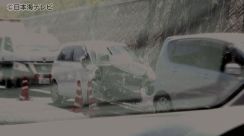 前方部分が大きくつぶれた車　 トンネル内で車3台が絡む事故　軽自動車をそれぞれ運転していた男性2人が軽いけが　鳥取県鳥取市