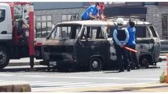 「車が燃えている」交差点でワンボックスカー全焼　けが人なし　広島・福山市