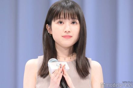 福本莉子、スリットから美脚輝く「スタイル良い」「可愛い」と反響