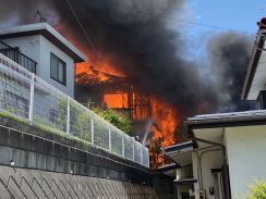 長野市で住宅など５棟焼く火事　消火中に消防隊員の頭に木材落下…首の痛み　現場は小学校から約600m離れた場所【長野】