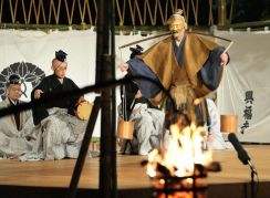 かがり火が照らす風雅な舞、薪御能始まる　奈良の興福寺