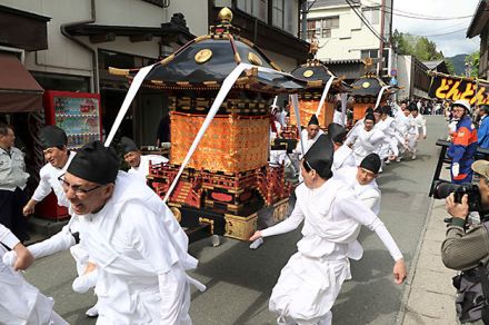 【早出し】「おりゃー」神輿が疾走　山形・山寺日枝神社「山王祭」