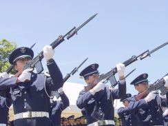 空砲を放って殉職隊員を悼む　航空自衛隊岐阜基地で追悼式