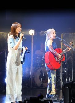 フジ佐久間みなみアナがライブデビュー！「すぽると！」のテーマソング「Ｏｕｒ　Ｔｉｍｅ」生歌披露　ｍｉｗａツアー初日にサプライズ登場　