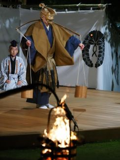 奈良の興福寺、春日大社で伝統の「薪御能」　炎が照らす幽玄世界