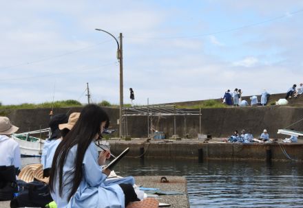 女子美大付属中の140人が布良でスケッチツアー　館山（千葉県）