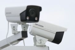 英国が排除決定した「中国製監視カメラ」、撤去済みはまだ半分
