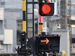 東武線で運転見合わせ…電車とスクーターが衝突　夜9時半の踏切前、男性がバランスを崩しスクーターだけ線路内に進入「手元が狂ってバイクが進んだ」