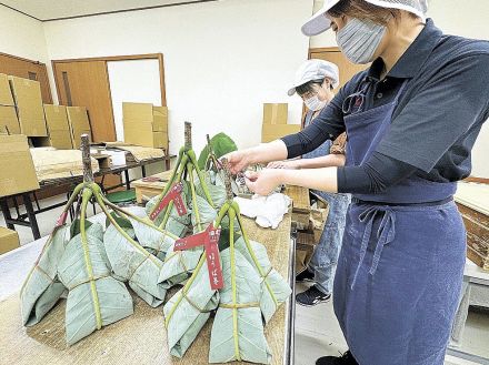 朴葉巻きの季節  到来　初夏の甘味  店頭に並ぶ