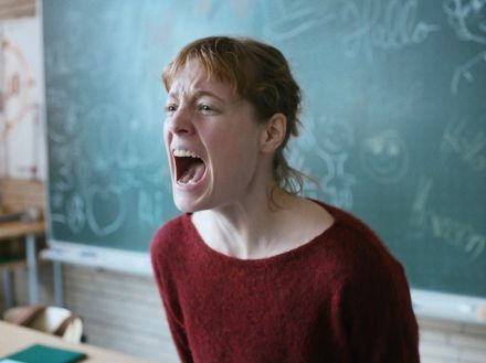 新任教師の女性が体感する悪夢的な99分。映画『ありふれた教室』
