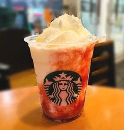 【スタバ新作 実飲レポ】毎年話題の「スターバックス ストロベリー フラペチーノ」が今年も！グルメライターおすすめは“ホイップ増量”