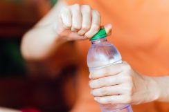 節約のために「浄水ボトル」を持参しています。毎日2リットルの水を購入した場合に比べいくらの節約になりますか？
