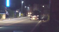 自宅前の県道を横断中…　56歳男性軽乗用車にはねられ死亡　車からみて緩やかなカーブの先　