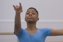 世界で話題になった「雨の中でバレエを踊る少年」動画のナイジェリア男性…偏見を乗り越えた「現在の夢」