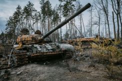 ロシアが続々投入「異形の新型戦車」、防御力の弱さ露呈…砲撃で次々「撃破」する映像をウクライナ公開
