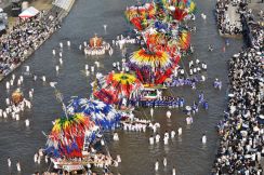 色鮮やか幟山笠、水しぶき上げ　川渡り神幸祭始まる　福岡・田川