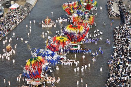 色鮮やか幟山笠、水しぶき上げ　川渡り神幸祭始まる　福岡・田川