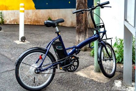 おぎやはぎも驚き！ 電動アシスト自転車のバッテリー出火に「怖い」の声 どんなときに“燃える”のか？