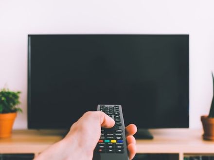 テレビは何年くらいで買い替えるべきですか？ 寿命を知らせるサインはある？【専門家が解説】