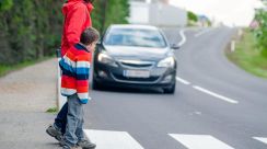 レンガを振り回しながら渡る横断歩道　そこに隠された意味