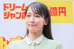 ＜今週のファッションチェック＞吉岡里帆　大人可愛いスカートコーデ　ニットカーディガン×白ブラウスでフェミニンに