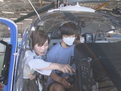 ニュースの撮影で使うヘリコプターのパイロット等の仕事を体験するイベント 親子8組が参加 県営名古屋空港