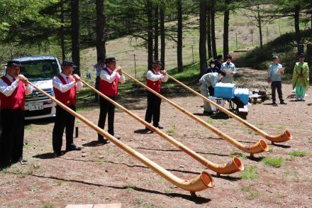 開山告げるアルプホルンの響き　「美しい山野草が魅力」いざ入笠山へ　富士見町で開山祭