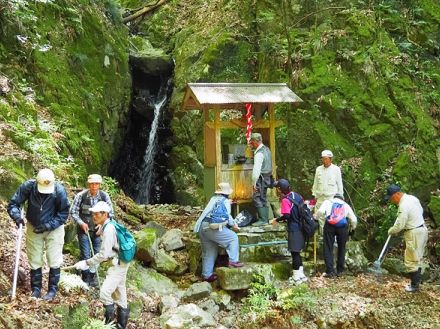 険しい山道も何のその　老人会がハイキング兼ねて中腹の「お不動さん」を清掃