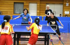 石川佳純さんと平野早矢香さん登場　栃木の卓球教室に子どもたち50人　五輪メダリストと夢のラリー　二大スターに会場中から熱視線