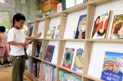 タブレット普及で使わなくなった小学校PC室、図書スペースに「変身」　京都府南丹市、全小で改装