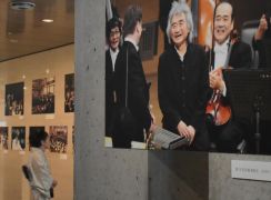 小澤さんの足跡を振り返る　写真パネルやポスター展示　水戸芸術館　茨城