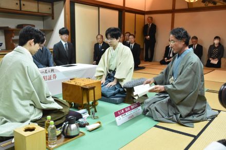 【名人戦】藤井聡太名人　ストレート初防衛なるか　２日目始まる　さらに激しい攻め合い