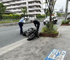 単車と自転車が衝突、男女2人が意識不明　兵庫県伊丹市、いずれも20代ぐらい