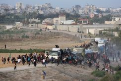 走行中の支援トラックを住民が襲撃、桟橋から搬入の食料奪う　ガザ南部