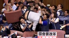 台湾立法院で乱闘騒ぎ　6人病院搬送　“ねじれ議会”での強行採決を少数与党が阻止…採決持ち越しに