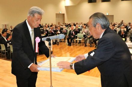 勤続町内会長ら55人と1団体を表彰　津山市連合町内会の総会　約300人出席／岡山・津山市