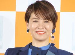 ＜鈴木砂羽＞印象ガラリ！　“前髪パッツン”ボブで別人級に変身「そっくりすぎてびっくり」