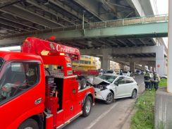 道路わきの支柱に乗用車が衝突 運転手の高齢男性は搬送先病院で死亡 札幌市東区