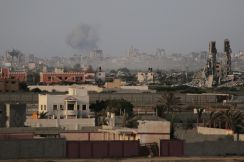 ガザ中部の住宅に空爆、20人死亡 病院発表