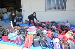 モンゴルにランドセルを　友好ハッピー協会、福島県会津若松市で梱包作業　楽器や文具も贈る