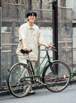徳島で100 年続く〈リンドウ〉の自転車は、​​少しの力でスピードが出る優れもの。
