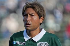 元日本代表FWが泥んこサッカー!?　子供たちと大興奮の姿に反響「水中眼鏡が可愛い」