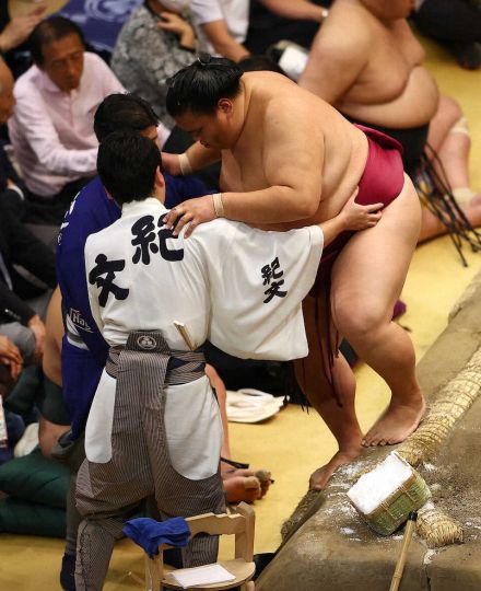 玉ノ井親方の目　御嶽海が大の里に1差で中日をターン　食らいついていけば面白い展開、負傷の度合いは