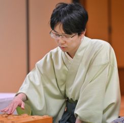 豊島将之九段が初白星　藤井名人降し1勝3敗　名人戦第4局