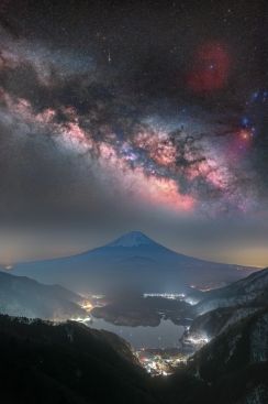「この世の景色とは思えない」思わずため息が漏れる【富士山と天の川】の星空写真、「吸い込まれそう」「美しすぎる」と16万いいね