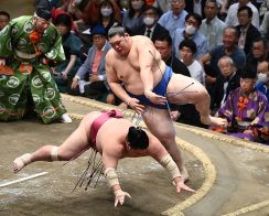 【相撲編集部が選ぶ夏場所８日目の一番】巨体をひらり。大の里、大栄翔との１敗対決に勝ち、宝富士とトップ並走